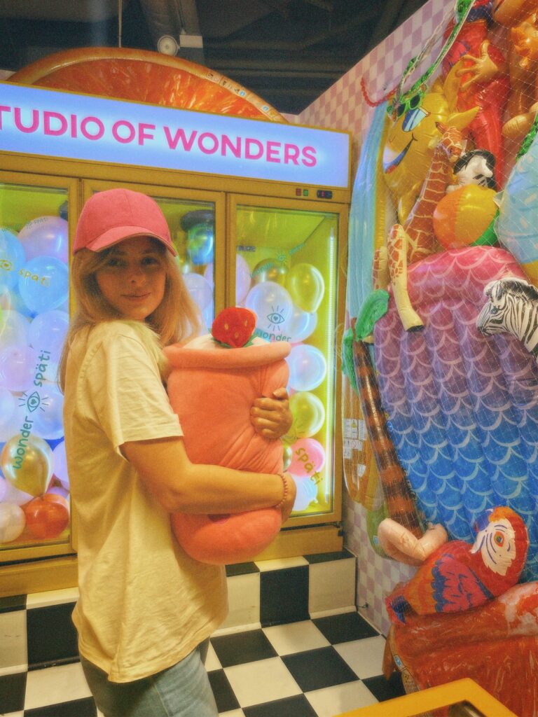 Ena Kinderlieder in einer bunten Welt mit Kuscheltier