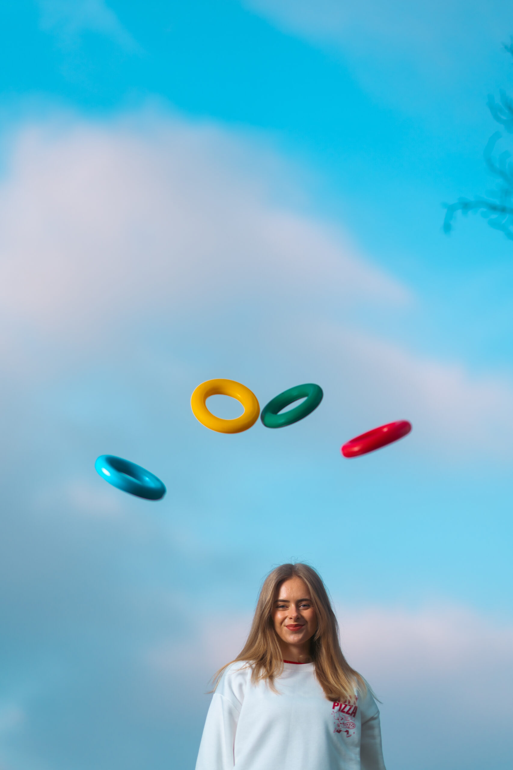 Ena Kinderlieder wirft bunte Ringe in die Luft