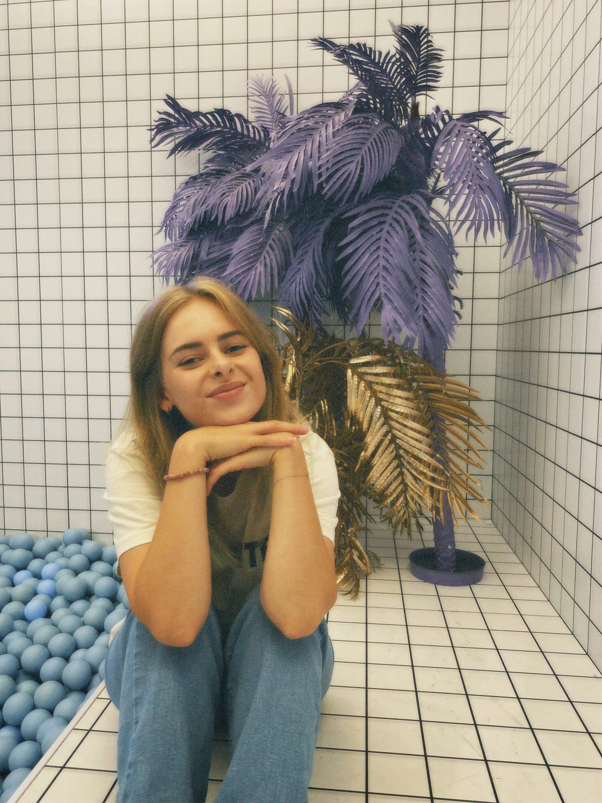 Ena Kinderlieder sitzt und lächelt