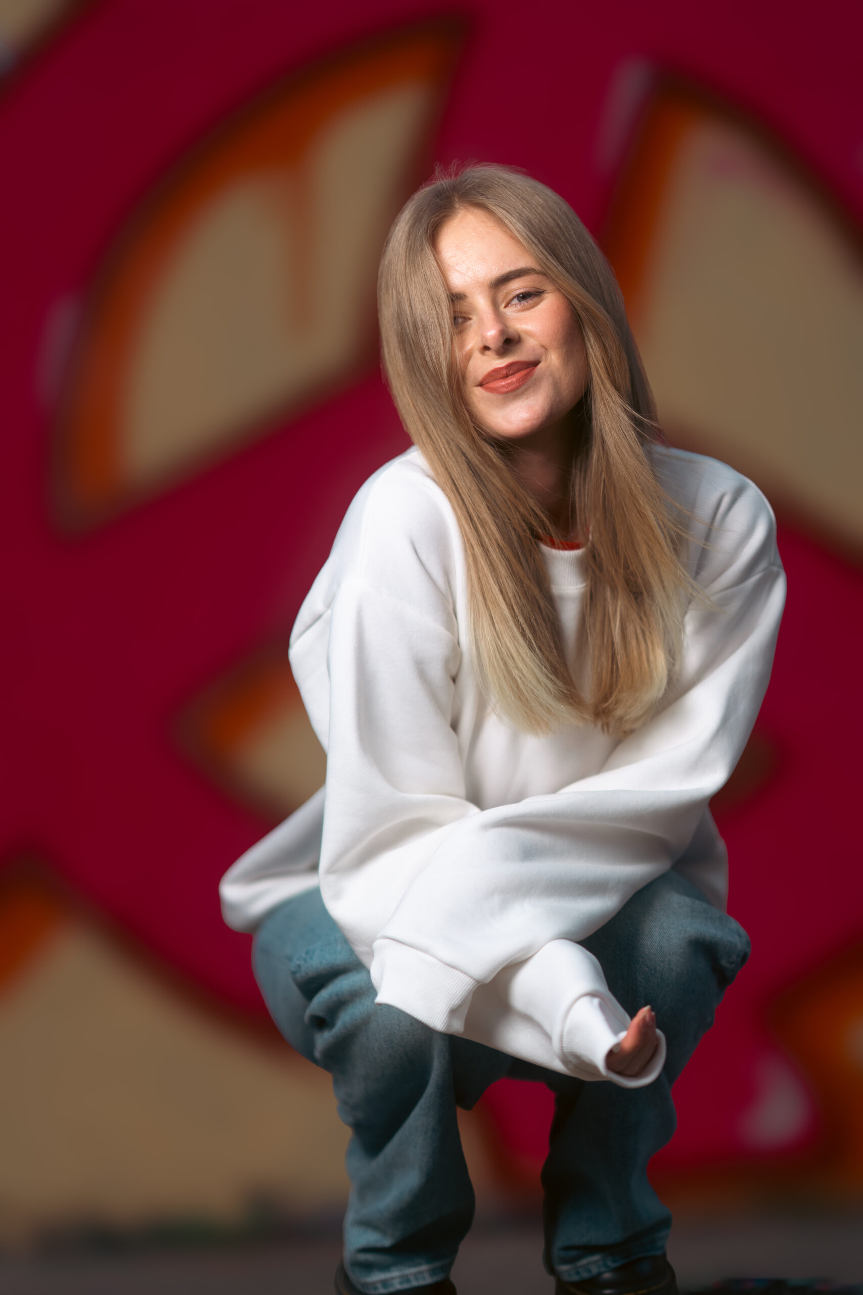 Ena Kinderlieder sitzt in der Hocke